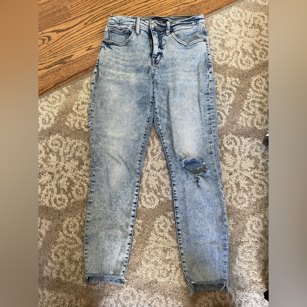 Lucky brand blue jeans that have a rip in the knee. Size 4